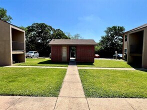 410 Bryan St, Unit 2 in Denton, TX - Building Photo - Building Photo