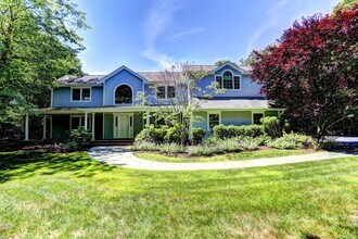 14 Mountain Laurel Ln in Southampton, NY - Building Photo - Building Photo