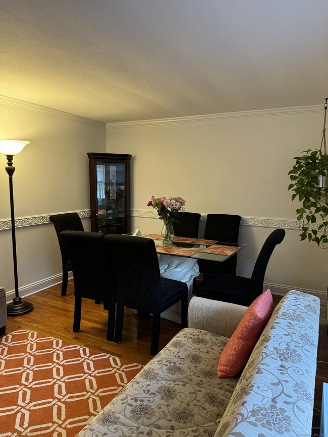 1072 E Main St in Stamford, CT - Foto de edificio - Building Photo
