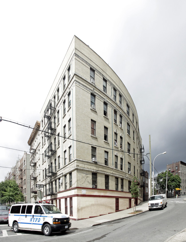 360 E 195 St in Bronx, NY - Foto de edificio - Building Photo