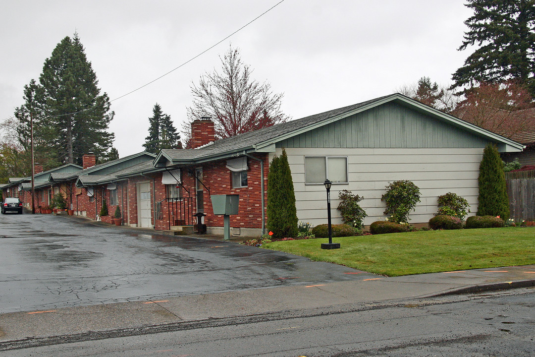 313 SE Warner-Milne Rd in Oregon City, OR - Building Photo