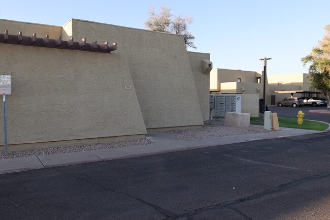700 W 14th St in Tempe, AZ - Foto de edificio - Building Photo