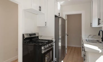 5166 S Manhattan Pl, Unit 2 in Los Angeles, CA - Building Photo - Building Photo