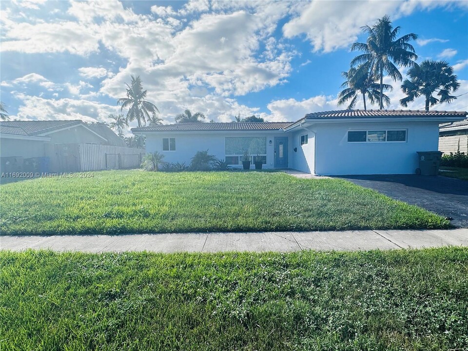 5921 NE 15th Ave in Fort Lauderdale, FL - Building Photo