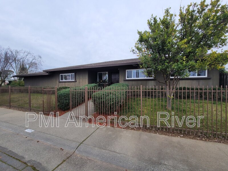 5806 Ambler St in Sacramento, CA - Building Photo