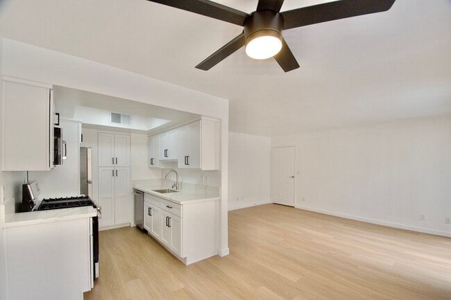 10914 Camarillo St in Los Angeles, CA - Building Photo - Building Photo