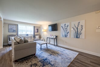 Deer Park Apartments in Randallstown, MD - Foto de edificio - Building Photo