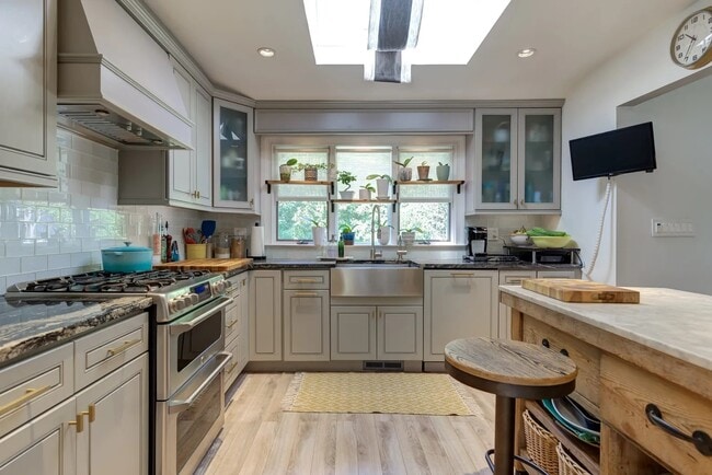 75 Moss Ln in Jericho, NY - Building Photo - Building Photo