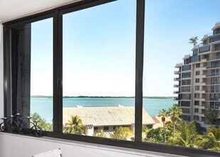 540 Brickell Key, Unit 803 in Miami, FL - Foto de edificio - Building Photo