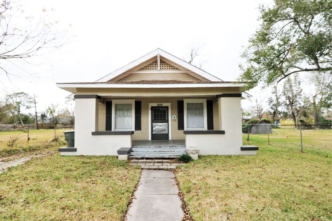 2229 Procter St in Port Arthur, TX - Building Photo