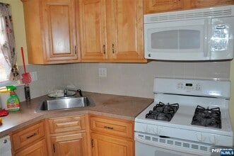 29 Lewis Pl in Westwood, NJ - Foto de edificio - Building Photo