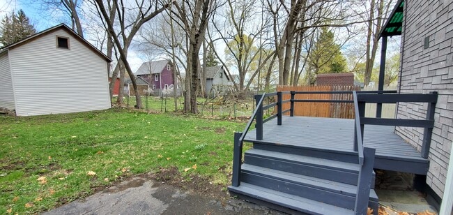 17 Frank St, Unit Downstairs in Cortland, NY - Foto de edificio - Building Photo