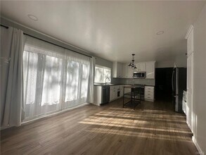 10416 Larwin Ave in Chatsworth, CA - Building Photo - Building Photo