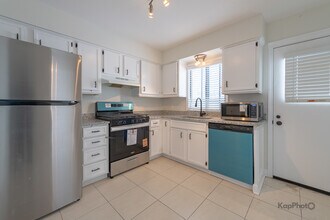 102 N Waterford Dr in Schaumburg, IL - Building Photo - Building Photo