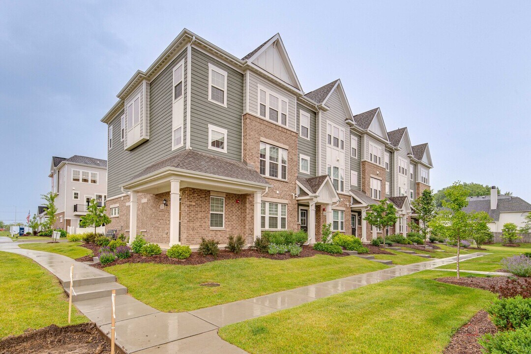 121 Yorktown Ct in Libertyville, IL - Building Photo