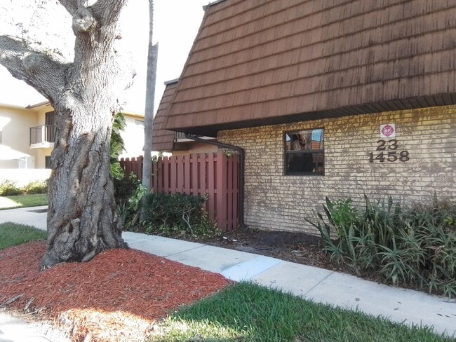 1458 N Lawnwood Cir in Fort Pierce, FL - Building Photo - Building Photo