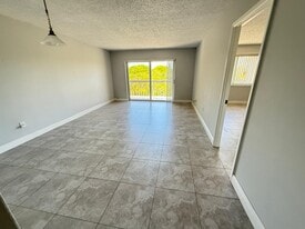 7850 Camino Real, Unit O420 in Miami, FL - Building Photo