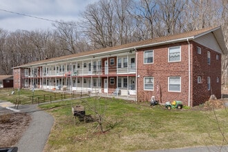 Lake Terrace in Whitinsville, MA - Foto de edificio - Building Photo