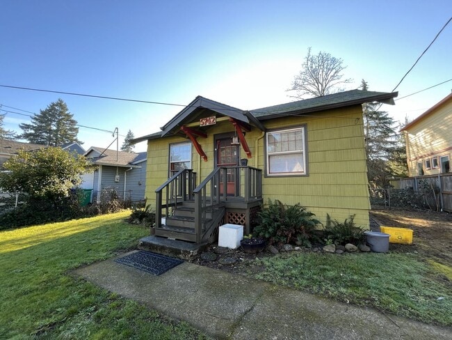 5742 NE Alton St in Portland, OR - Building Photo - Building Photo
