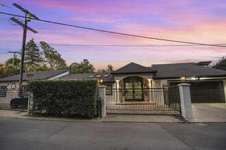 3511 Berry Dr in Studio City, CA - Foto de edificio - Building Photo