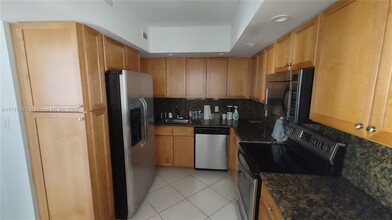 5600 Collins Ave, Unit 16-Y in Miami Beach, FL - Building Photo - Building Photo