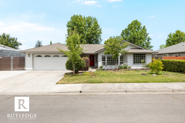 2921 Shasta Dr in Medford, OR - Building Photo - Building Photo