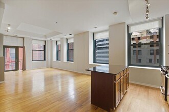 208 W Washington St in Chicago, IL - Foto de edificio - Building Photo