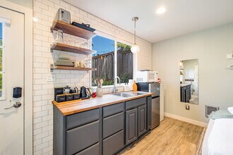 8725 29th Ave NW in Seattle, WA - Foto de edificio - Building Photo