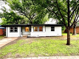 11220 Visalia Dr in Dallas, TX - Building Photo