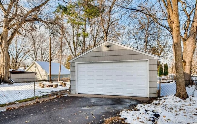 1713 Laurie Rd E in Maplewood, MN - Foto de edificio - Building Photo