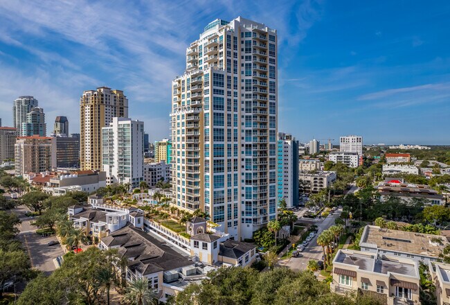 400 NE Beach Dr in St. Petersburg, FL - Foto de edificio - Building Photo
