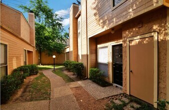 Aven East in Houston, TX - Building Photo - Building Photo