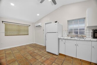 7941 SW 37th Terrace, Unit studio in Miami, FL - Foto de edificio - Building Photo