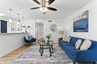 202 N Kealy Ave in Lewisville, TX - Building Photo