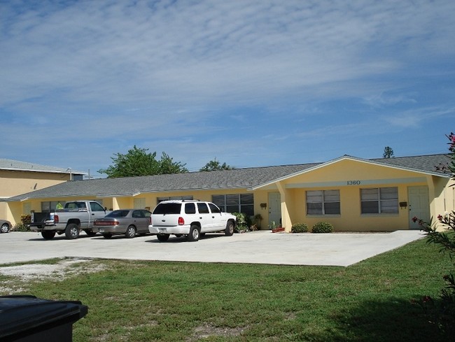 1360 Carlton Ct in Fort Pierce, FL - Foto de edificio - Building Photo