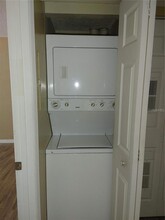 215 Lake Brook Cir, Unit 201 in Brandon, FL - Building Photo - Building Photo