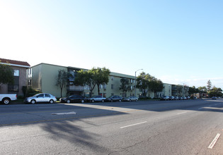 Park Place Apartments in Van Nuys, CA - Building Photo - Building Photo