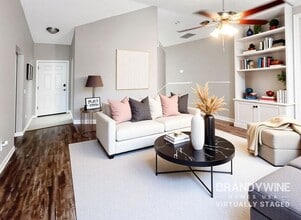 8592 Bandera Cir W in Jacksonville, FL - Foto de edificio - Building Photo