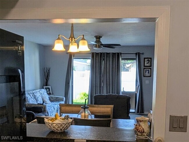 715 SE 47th St in Cape Coral, FL - Foto de edificio - Building Photo