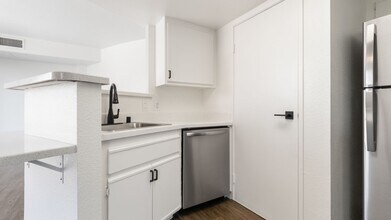 Greystone Lofts in San Diego, CA - Foto de edificio - Interior Photo