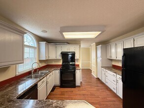 928 Heatherstone Dr in Winston-Salem, NC - Building Photo - Building Photo