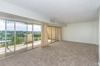 411 Lakewood Cir, Unit C806 in Colorado Springs, CO - Building Photo - Building Photo