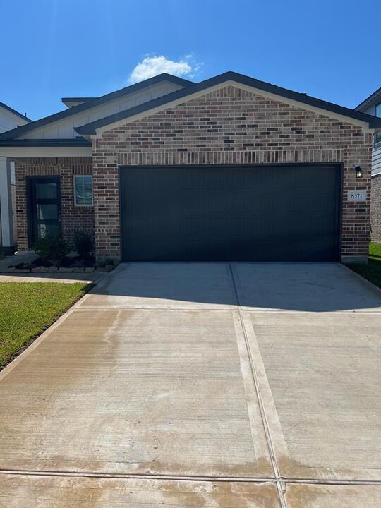 8371 Bristlecone Pne Wy in Magnolia, TX - Foto de edificio