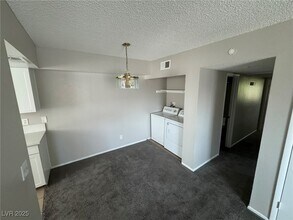 575 Roxella Ln in Las Vegas, NV - Building Photo - Building Photo