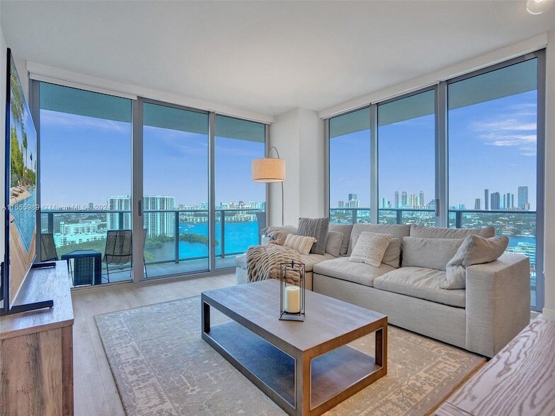 16385 Biscayne Blvd, Unit 2107 in Aventura, FL - Building Photo