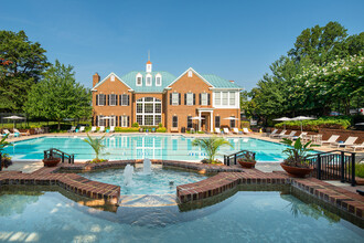 Fairfax Square in Fairfax, VA - Foto de edificio - Building Photo