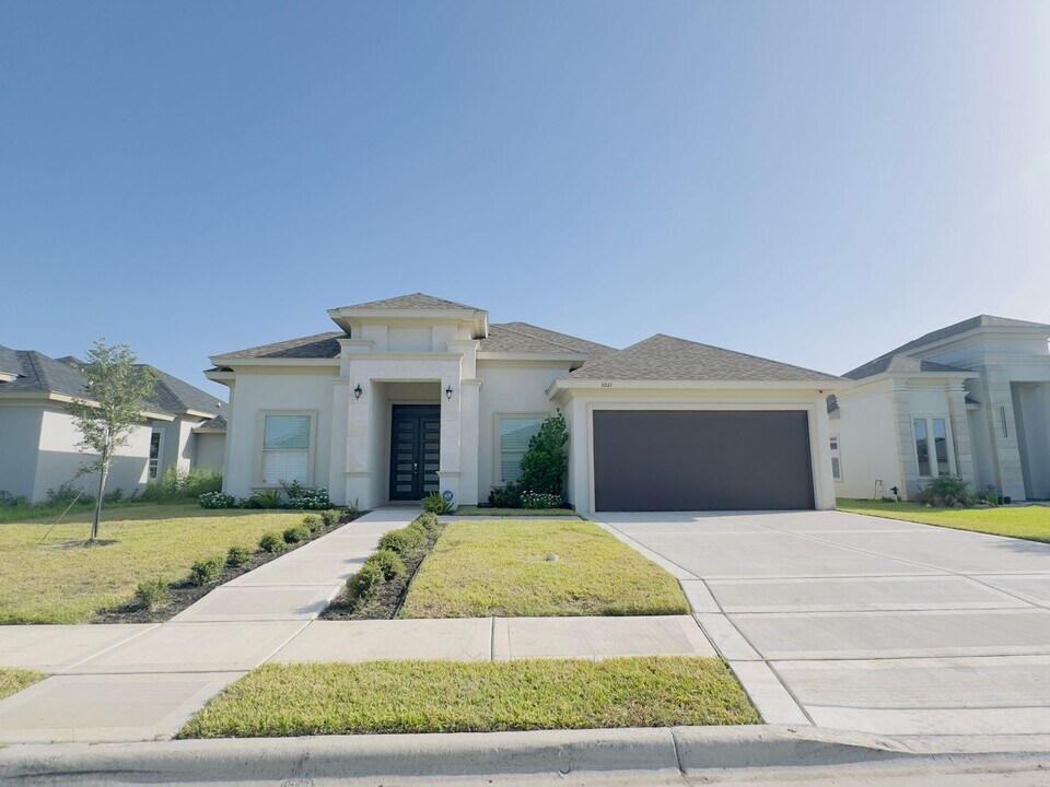 3021 E Bella Vista Ave in Alton, TX - Building Photo