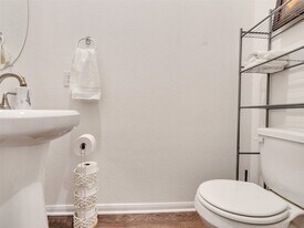 422 Magnolia Ln in Richwood, TX - Building Photo