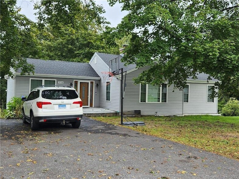 994 Bunker Hill Ave in Waterbury, CT - Building Photo