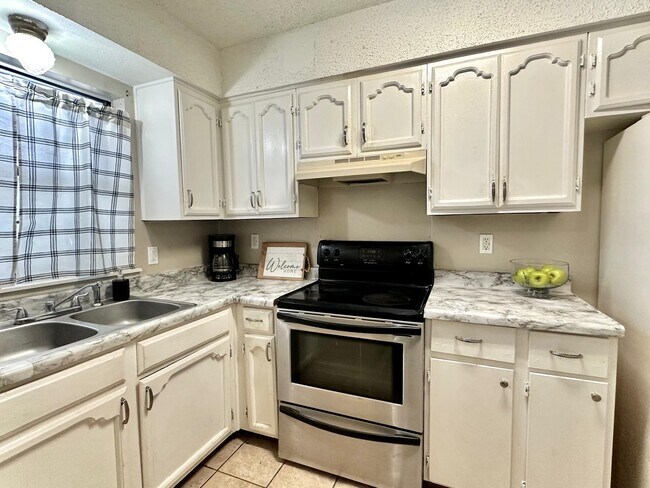 1300 Hillside Rd in Laredo, TX - Building Photo - Building Photo